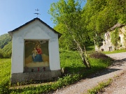Dai ciliegi in fiore di PIAZZOLI (1183 m.) alla bella Madonnina dei CANTI (1563 m.) il 14 maggio 2013  - FOTOGALLERY
